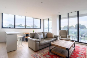 Sanctuary Resort-Style on the Banks of the Yarra